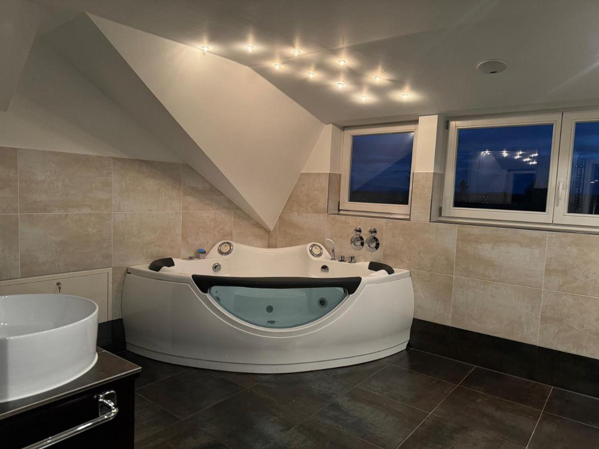 205 Qm "Traumtor" Mit Sauna, Whirlpool, Kamin Und 3 Terrassen Mit Blick In Die Boehmisch Saechsische Schweiz Dresden Exterior photo